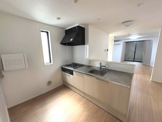 広々とした調理場で料理もはかどります！　※AI加工で家具を消しております。