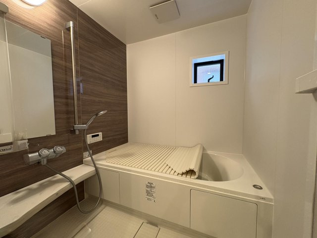 足が伸ばせる浴槽でゆっくりお休みいただけます！　※AI加工で家具を消しております。