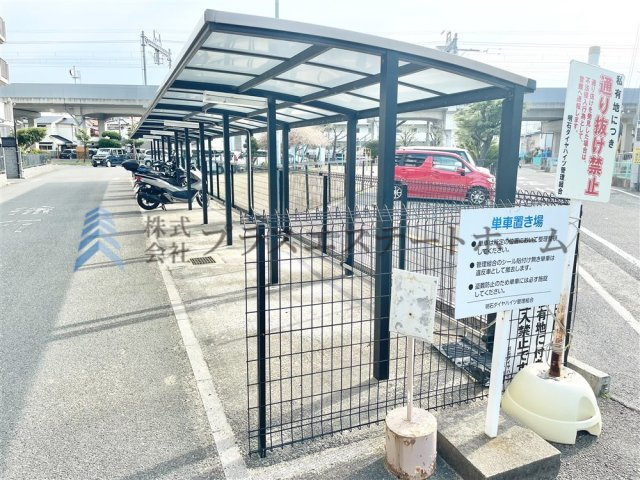 屋根付きが嬉しいバイク置場♪