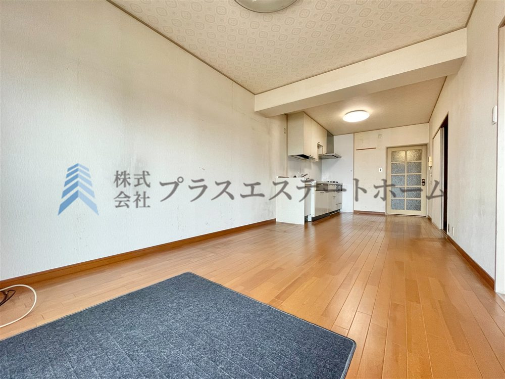 バルコニーから光が差し込むリビングです♪