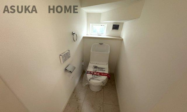 温水洗浄便座の最新トイレ設備です♪　　