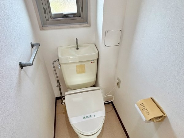窓の付いたトイレ部分（西側）
