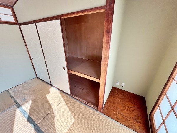 西側和室の押入と床の間部分