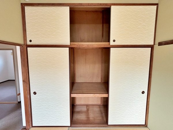東側和室の大きな押入部分