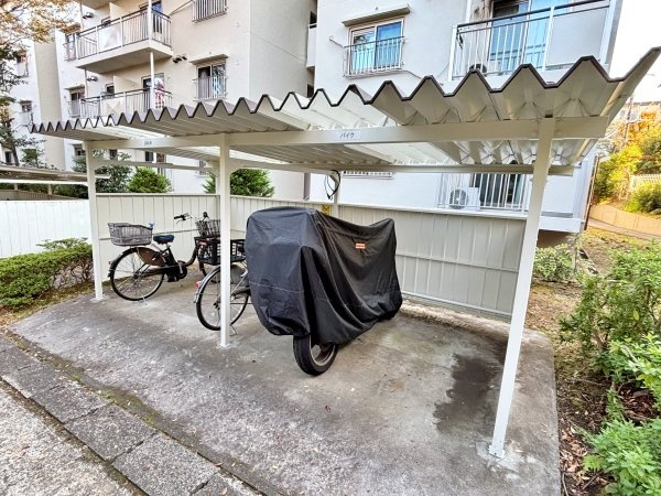 敷地内にあるバイク置場（使用料無料）