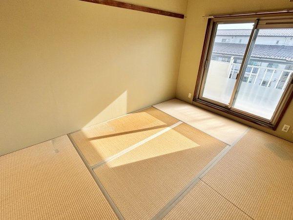 東側の和室（約6.4帖）