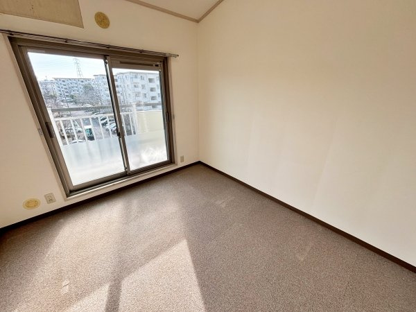 南側の洋室（約5.4帖）