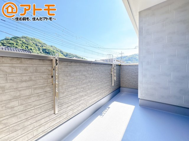 やっぱり助かる広々バルコニー♪お布団や洗濯物を干せるのはもちろん、広々としたバルコニーで少しでも家事を楽ちんに！
