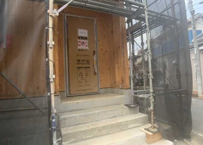 玄関は家の顔でもあり、家族以外の目にも止まる場所です。玄関は外との間を仕切る扉、靴などをしまっておく収納スペース、靴脱ぎのたたきスペース、来客とのやり取りをするドアホンなど複数のアイテムからなります。