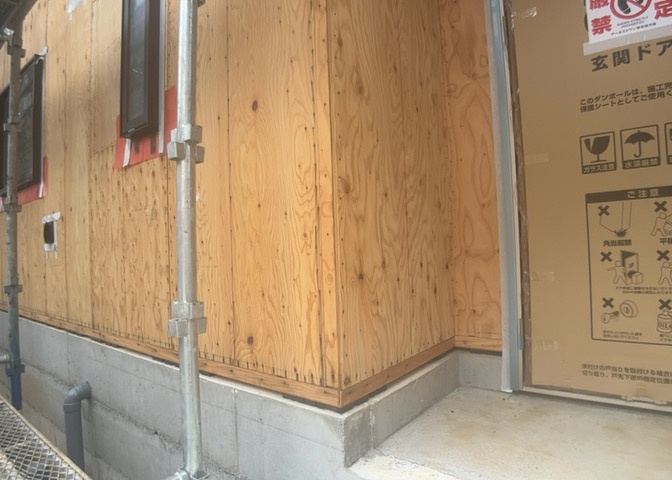 木造住宅とは土台、壁、柱など建築物の強度を支える構造体の材に木が使用されている構造を指します。構造体は建物の自重を支えるだけではなく風圧や水圧、積裁荷重などあらゆる衝撃に耐えるための基礎です。