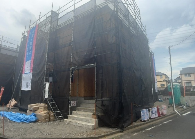 現地に行くなら、物件の周囲の地形がどうなっているかを見ることも大切です。周辺より低くなっている土地では、大雨などで水が集まりやすいため、地盤が弱くなっているということも考えられるため、注意が必要です。