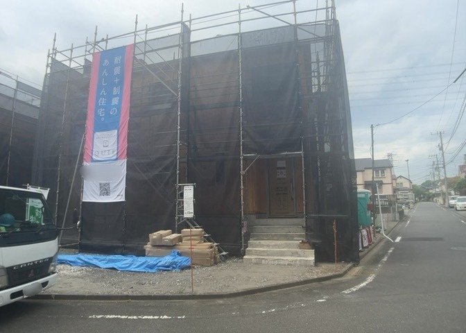 現在は上棟となっています。現地をご見学に行く際は、道路の幅や周辺の交通量、施設などをご確認頂くことをおすすめします！ある程度イメージをつけたいという場合は、同売主の施工事例や完成パースもお見せします。