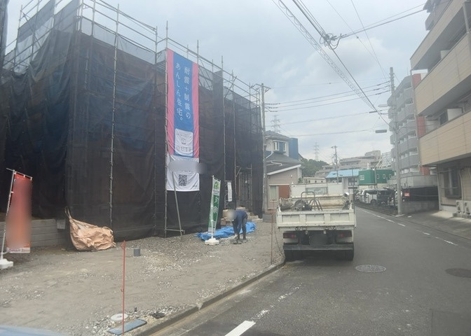 住宅用の土地では前面道路に2m以上接していなければならないと法律で定められています。しかし、お持ちの車のサイズやライフスタイルなどにより、2mでは利便が悪い場合もございますので、事前に確認しましょう。