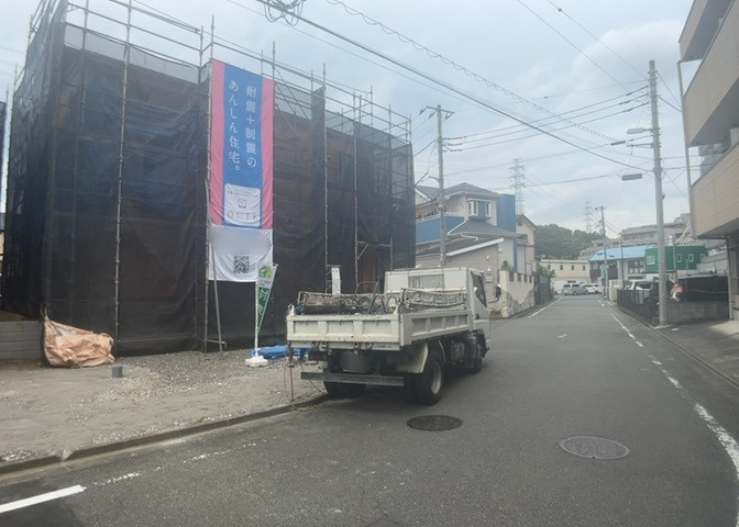 お持ちの車種によっては前面道路が広い方が便利でしょう。しかし、前面道路が広ければその分交通量が多くなるため、騒音などが気になる場合があります。実際に現地を見学し、周辺交通量や騒音などを確認しましょう！