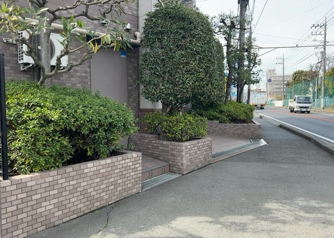 物件によっては、入居者が個人的に使用できる専用庭がついているものもあります。また、住宅の中にある土間の部分を庭と呼ぶこともあります。庭の用途は住む人によって変わり、それによってデザインもさまざまです。