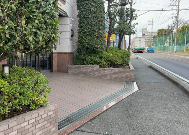 中庭（パティオ）とは、一つの建築物の内部に設けられた、壁などで囲われている庭のことを指します。コの字型、ロの字型が主流ですが、L字型の中庭もあります。最近では、インテリア性の高さからも人気があります。