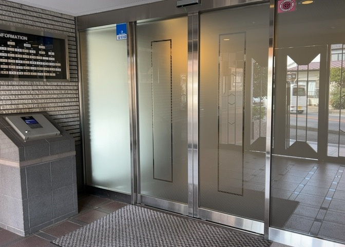 マンションのエントランスには、もともと風よけや防犯の役割がありますが、マンションによって宅配ボックスなどの設備が備わっている所もあります。日々の生活をイメージしながら生活しやすさをチェックしましょう。