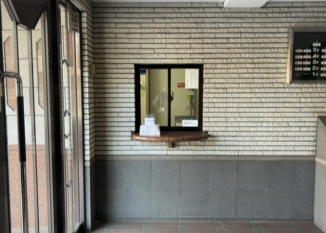 受付はマンションコンシェルジュがいる場合もあれば、管理人が滞在する小部屋を総称して呼ぶことがあります。主にエントランスに設置されていることから、防犯面でも期待ができます。防犯設備がない場合はより安心！