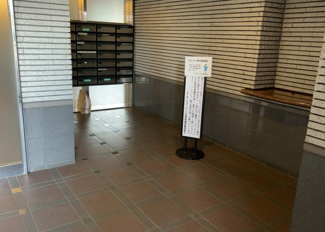 共用部分は、一棟の建物に住む区分所有者全員が共同で所有するとし、共用部分の管理、補修などは、区分所有者で形成される管理組合が行います。個人の判断で勝手に変更することはできませんので覚えておきましょう。