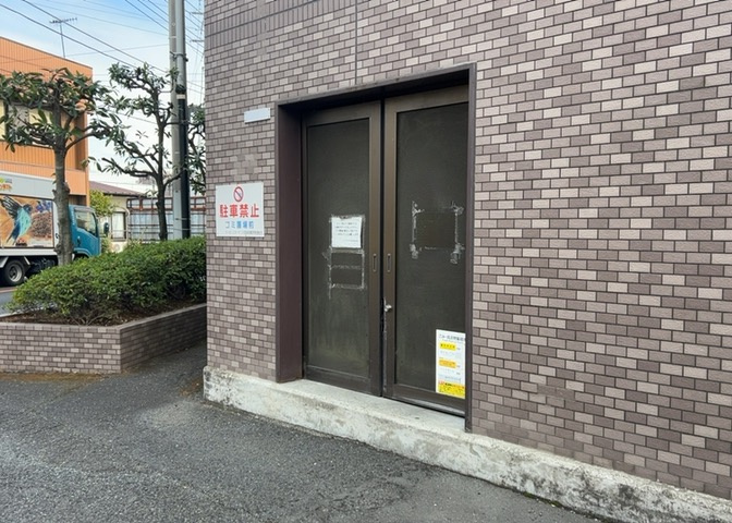 共有部分は、住民なら誰もが使える設備のこと。例えば駐車場やエレベーター、インターネット設備、セキュリティ設備などがあります。他にも、マンションの廊下・外部階段やエントランス・ゴミ置き場などがあります。
