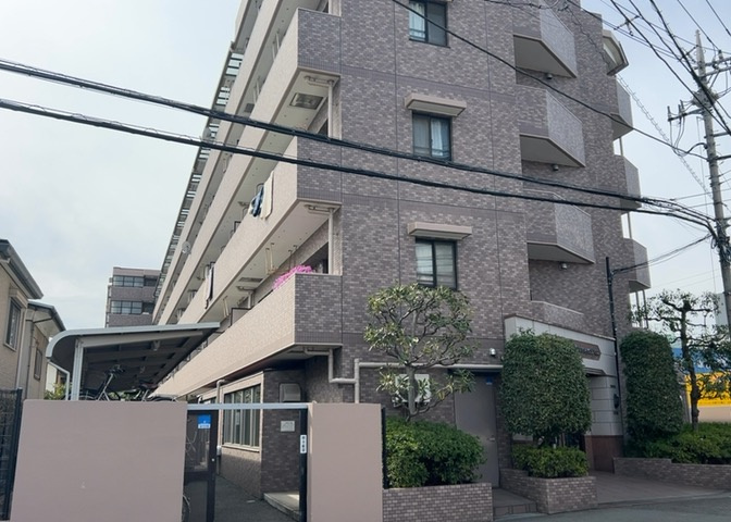 道幅が広い場所は日当たりや風通が良好です。幅が広いのですれ違いも可能ですし大きな車でも駐車可能！一方で、大型車が通ることも多くなるため交通量の増加により騒音に繋がります。また土地の値段が高くなります。