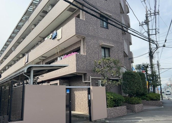 ＲＣ造、Reinforced　Concreteは直訳すると補強されたコンクリートです。主に柱や梁・床・壁が鉄筋とコンクリートで構成おり、鉄筋を組んだ型枠にコンクリートを流し込んで固めたものを指します。
