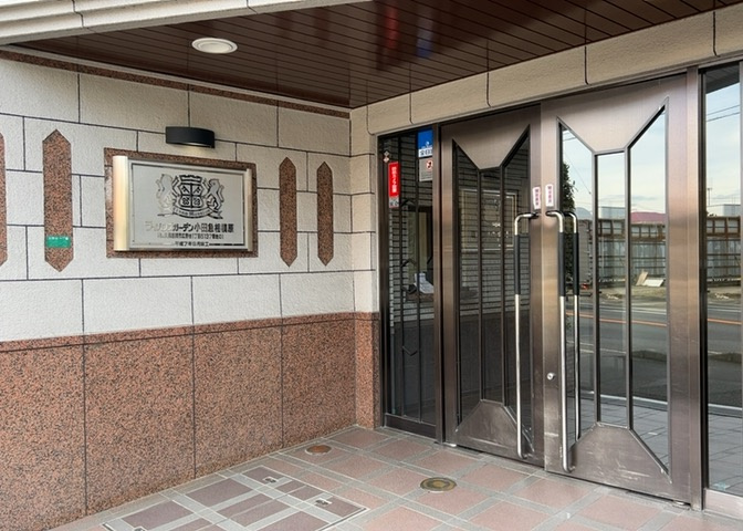 玄関は家の顔でもあり、家族以外の目にも止まる場所です。玄関は外との間を仕切る扉、靴などをしまっておく収納スペース、靴脱ぎのたたきスペース、来客とのやり取りをするドアホンなど複数のアイテムからなります。