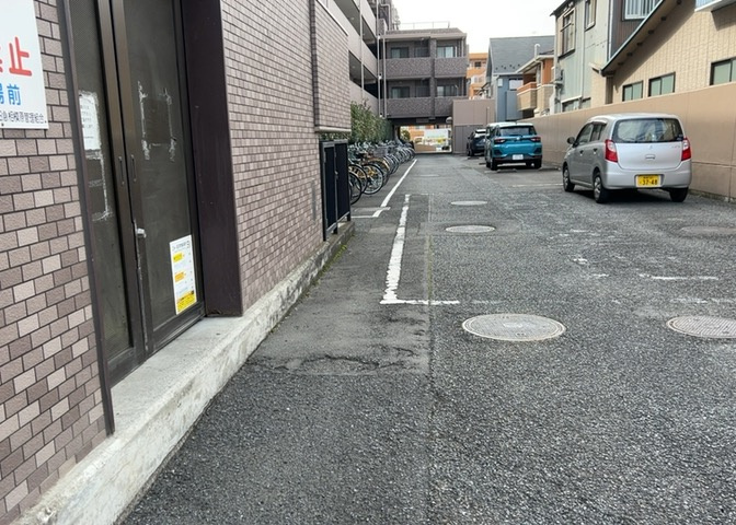 共有部分は、住民なら誰もが使える設備のこと。例えば駐車場やエレベーター、インターネット設備、セキュリティ設備などがあります。他にも、マンションの廊下・外部階段やエントランス・ゴミ置き場などがあります。
