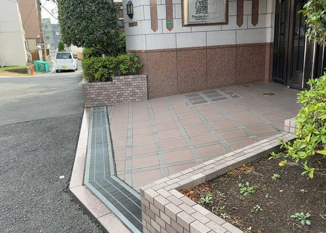 共用部分は、一棟の建物に住む区分所有者全員が共同で所有するとし、共用部分の管理、補修などは、区分所有者で形成される管理組合が行います。個人の判断で勝手に変更することはできませんので覚えておきましょう。