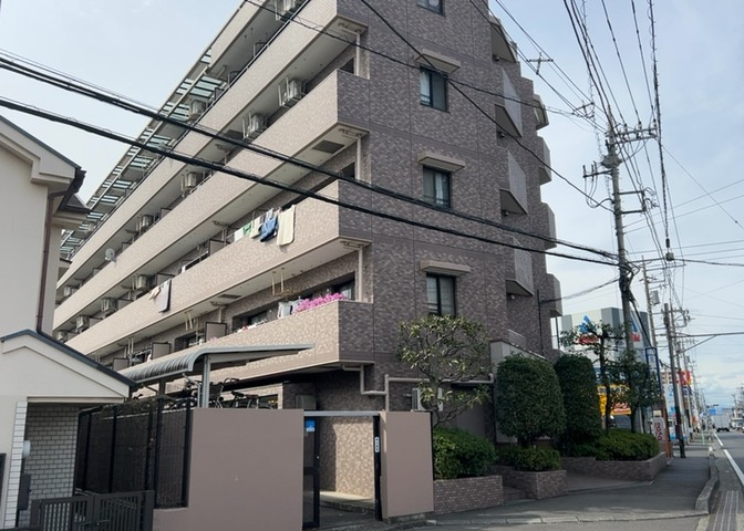 外観はマンション管理がされているかの目安になります。築年数が古いと、壁面は劣化してひび割れが生じることも！建物が古びていても細かいところが修繕されていると、きちんと管理されているなぁと感じるでしょう。