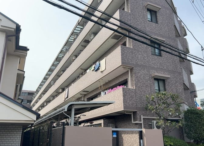 一般的なバルコニーは、奥行1.5ｍ程ですが、ワイルドバルコニーは2ｍまで広がっています。そのため洗濯物の間隔をあけ干すことができ、乾きやすいというメリットや、ガーデニングが楽しめる等の特徴があります。