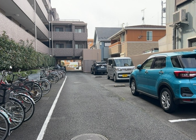 マンションの駐輪場は、事前に空きがあるか確認を取ると安心です。せっかく入居したのに駐輪スペースがない！なんてことになったら大変ですよね。そこで、内見時や購入前にはまず事前に確認しておくと良いでしょう。