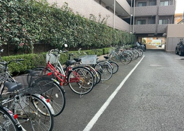 車一台あたりに必要なスペースは、標準サイズの普通自動車で横幅2m50cm、長さ5mは必要になります。ただし、乗降のことも考慮して横幅3m30cm、長さ5m50cmほどは確保できるところを選びましょう。