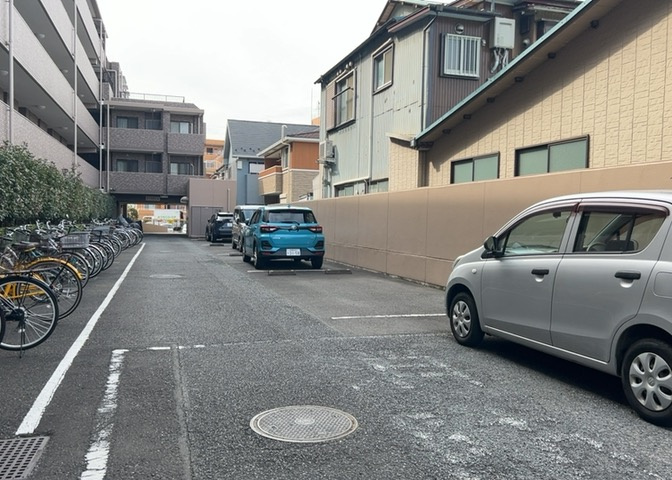 駐車場と明記されていても、最小スペースでつくられた駐車場だと大型車は駐車できなかったり、出入りしにくくなったりする可能性があります。お車のサイズと購入したい物件の駐車場のサイズを現地で確認しましょう。
