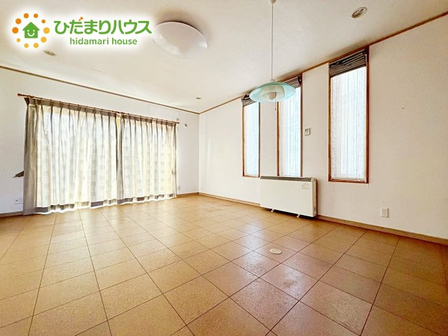 大きな窓が心地よい、リビング。家全体を見渡せるので、自然と家族の会話も弾みそう。