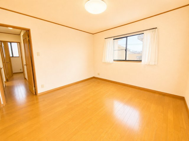 2階の約8帖の洋室は主寝室としておすすめの広さです。2面採光により室内は明るく、風通しも良好です。ベッドやデスクなども配置しやすい形です。将来的なライフスタイルの変化にも対応しやすいお部屋です。