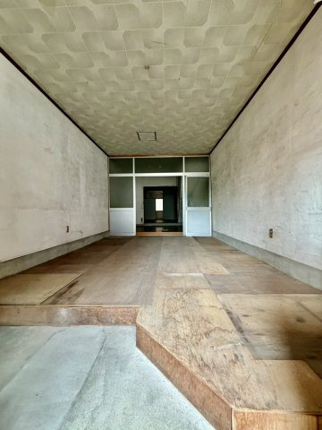 1階部分は居住スペース、物置部屋としてもご利用いただける　ゆとりのあるフリースペースがございます。