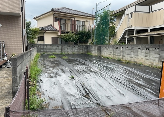 家を建てる場合、方位は要チェックです。現実的に日当たりのよい家ならばリビングは南側、建築基準法でも北側に当たる家への配慮は求められています。土地を見学に行く際は、方位磁針を持って行くようにしましょう。