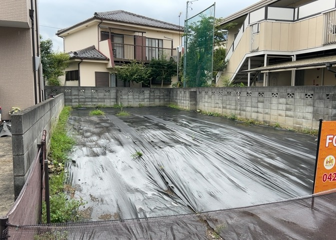 土地の前の道路に消火栓が設置されていることがあります。この場合、道路交通法第45条第1項により、駐車禁止の場所が指定されています。そのため、車庫などの駐車スペースをつくることができない場合があります。