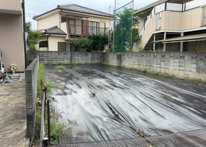 現地に行くなら、物件の周囲の地形がどうなっているかを見ることも大切です。周辺より低くなっている土地では、大雨などで水が集まりやすいため、地盤が弱くなっているということも考えられるため、注意が必要です。