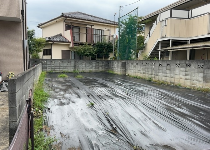 土地購入を検討されている場合、境界杭がない状態で購入してしまうと境界確定測量をする必要があり、費用がかかります。購入の前に、売主、隣土地所有者立ち合いのもと境界を確定し境界杭を設置するのがベストです。