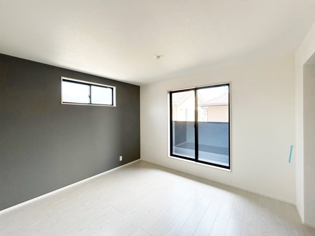 2階9帖の洋室、WIC完備。バルコニーに面した明るいお部屋です　