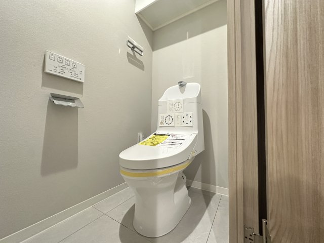 温水洗浄便座の最新トイレ設備です。奥行きの有るゆったりしたスペースのトイレ空間です。