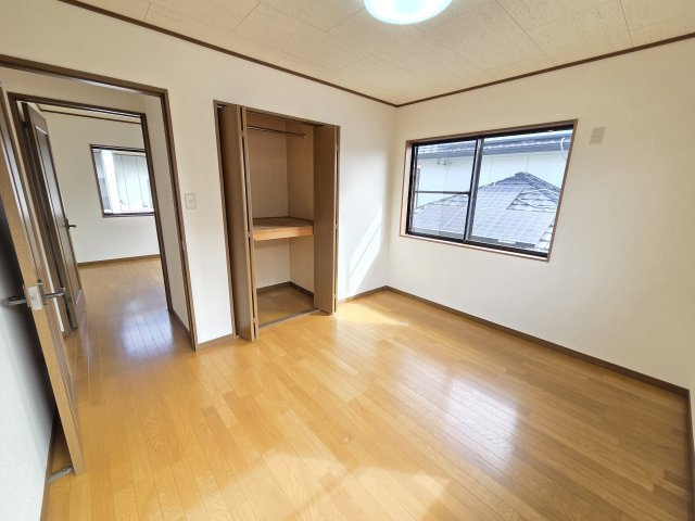 2階南東側の6帖の洋室です！