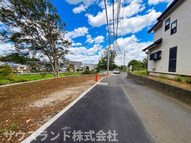 広い青空を見渡せる、見通しの良いすっきりとした前面道路です！街灯も設置されているため、お仕事で夜遅くの帰宅になる際や、冬場の暗くなる時間が早い季節でも、安心感を持ってご帰宅いただけます。