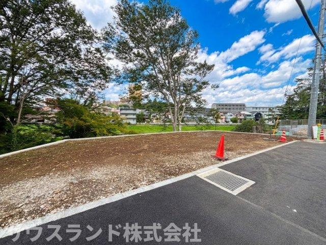 目の前に視界を遮る建物がなく、爽やかな風が通り抜ける心地よい環境です！広々とした敷地はお車の出し入れもしやすく、毎日の通勤やお子様の送り迎えなどもスムーズに行えるストレスフリーな立地です！