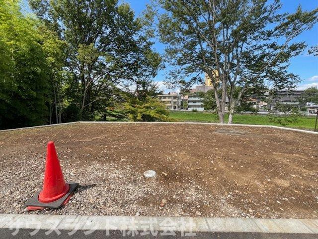 建築プランが立てやすい、きれいに整えられた平坦な敷地です！周辺は緑豊かで静かな住環境が整っており、小さなお子様がいるご家庭でも、のびのびと落ち着いた毎日を過ごしていただくことができます。
