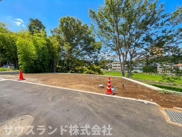 太陽の光をたっぷりと取り込める、日当たり良好な明るい敷地です！大きな窓を設けたリビングを作れば、ポカポカと温かい日差しを感じながらご家族みんなでゆったりとくつろげるお家が完成しますね。