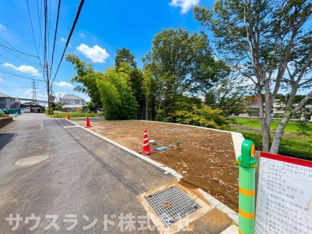 前面の道路はきれいに舗装されており、ベビーカーや自転車での移動も楽々です！周辺は交通量も少なく穏やかな雰囲気のため、お子様とのお散歩や外遊びの際も、安心感を持って見守ることができます。