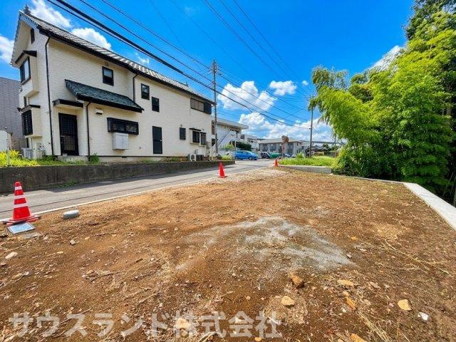 きれいに整備された住宅街で、同世代のファミリー層も暮らしやすい落ち着いた環境です！道路幅にもゆとりがあるため、運転が苦手な方でもお車の駐車や対向車とのすれ違いをスムーズに行っていただけます。